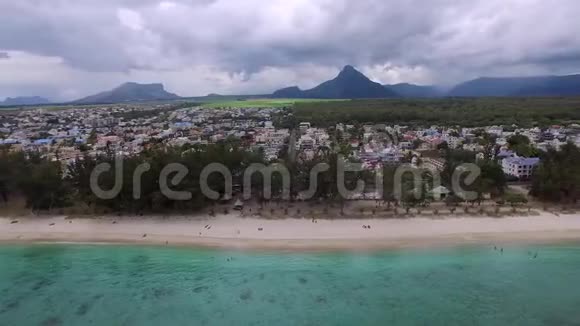 在毛里求斯岛的Flac海滩印度洋海岸线背景中的云天和山视频的预览图