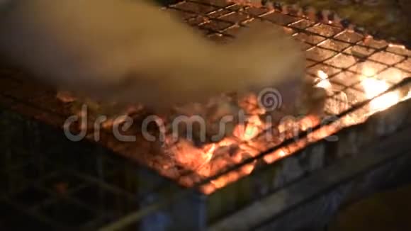 晚上烤猪肉视频的预览图