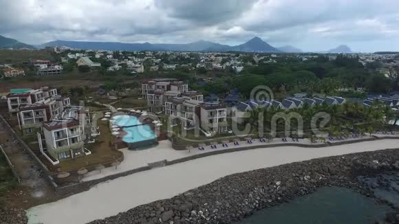 毛里求斯岛和私人海滩印度洋海岸线沙滩及酒店背景区视频的预览图
