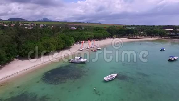 毛里求斯岛和阿尔比昂海滩海岸线在背景和人们正在玩印度洋背景游艇视频的预览图