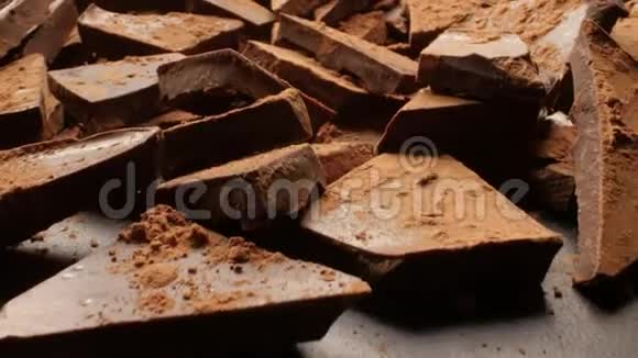 甜点和食物概念黑巧克力堆大杯视频的预览图