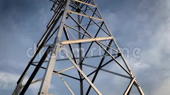 金属高压电线塔在美丽天空的背景下视频的预览图
