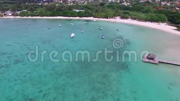 毛里求斯岛和印度洋的Albion海滩海岸线和游艇的背景视频的预览图
