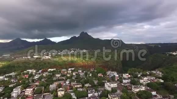 毛里求斯的城市景观背景是山脉和云天视频的预览图