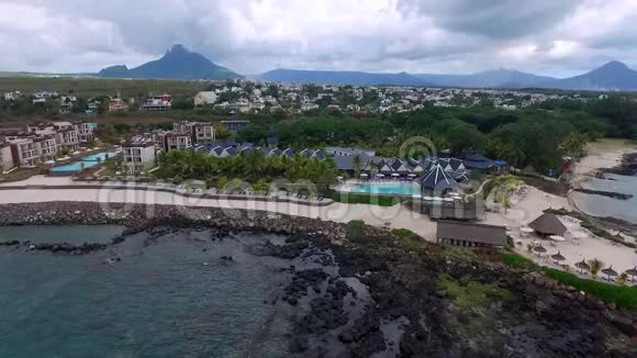 毛里求斯岛和印度洋有弗利肯弗拉克海滩印度洋海岸线沙滩及酒店背景区视频的预览图