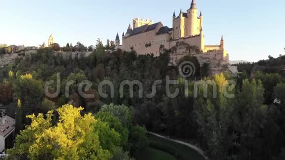 西班牙塞戈维亚城堡阿尔卡扎尔的日落之光中世纪历史博物馆的古堡视频的预览图