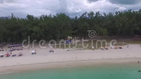 毛里求斯岛和印度洋有弗利肯弗拉克海滩印度洋海岸线沙滩与背景人物视频的预览图