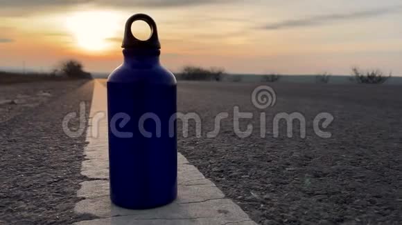 白色钢制热水瓶的特写镜头视频的预览图
