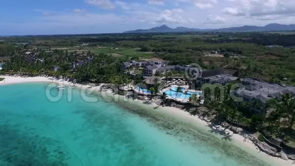 毛里求斯的贝尔马雷豪华海滩和酒店背景中的景观和印度洋美化泳滩及清水II视频的预览图