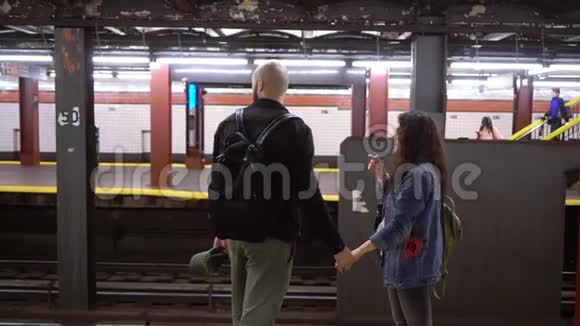 地铁里的年轻夫妇视频的预览图
