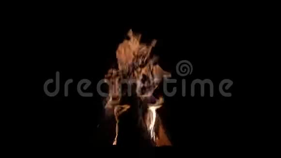 天然篝火黑色背景上燃烧的火焰的特写镜头视频的预览图