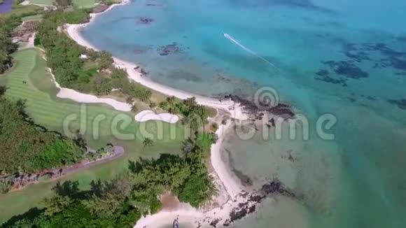 毛里求斯私人拥有岛屿海滩高尔夫球场和沙滩背景视频的预览图