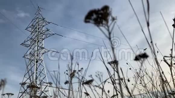 金属高压电线塔在美丽天空的背景下视频的预览图