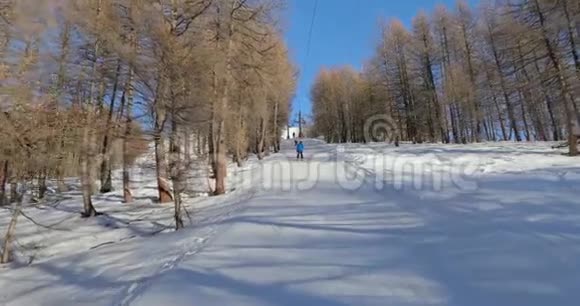 滑雪升降机上升到斜坡视频的预览图