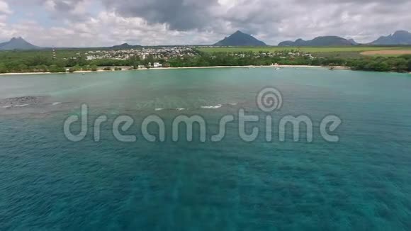 毛里求斯岛和印度洋海浪旁边是阿尔比恩海滩背景中的沙滩视频的预览图