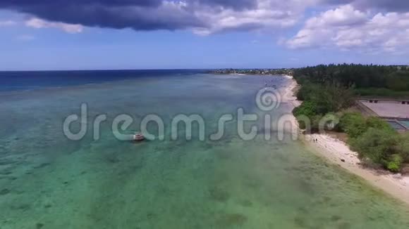 毛里求斯岛和阿尔比恩海滩这个岛在印度洋背景是海岸线人们在玩耍视频的预览图