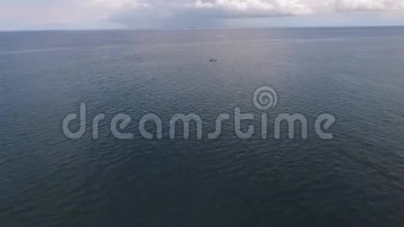 印度洋和毛里求斯岛的FlicenFlac海滩印度洋海岸线背景船视频的预览图