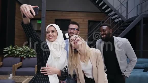 微笑好看的多种族商业团队在现代办公室里做有趣的自拍更和谐视频的预览图