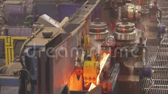 钢制无缝钢管生产线热金属管重工业视频的预览图