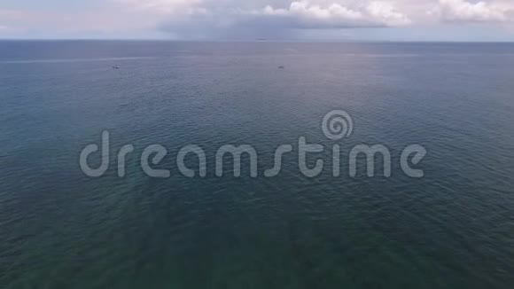 毛里求斯岛的印度洋和佛罗里达海滩印度洋海岸线背景中的船视频的预览图
