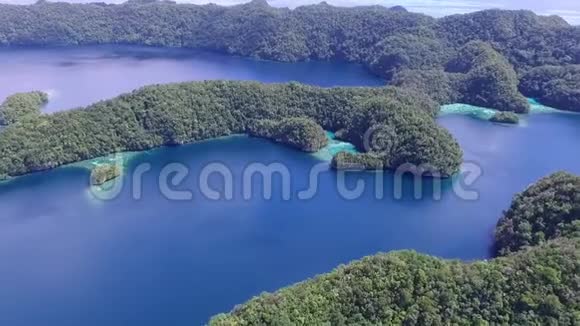 科罗岛的鸟瞰图许多绿色小岛带有五颜六色珊瑚礁和热带泻湖的海景帕劳十二视频的预览图