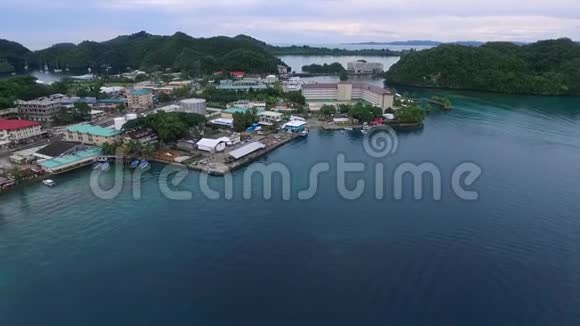 帕劳科罗岛海景背景为清水和城市景观港口码头视频的预览图