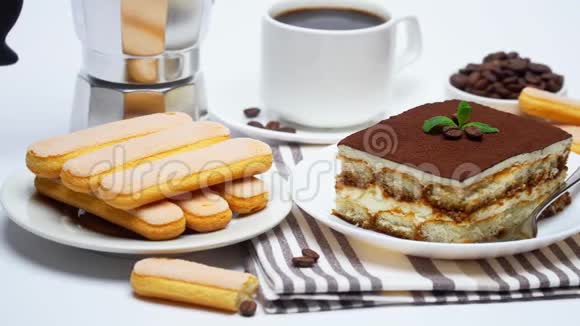 提拉米苏甜点部分摩卡咖啡机萨福亚迪饼干和咖啡杯视频的预览图