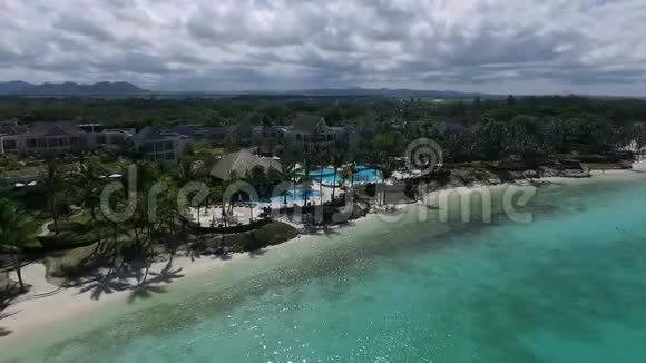毛里求斯的贝尔马雷豪华海滩和酒店背景中的景观和印度洋美化泳滩及清水视频的预览图