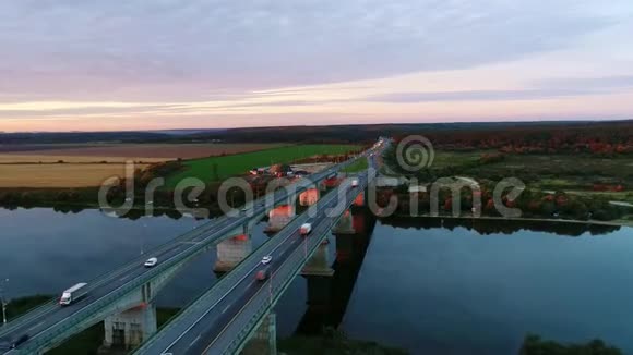 日落时公路桥上的汽车来往空中观景视频的预览图