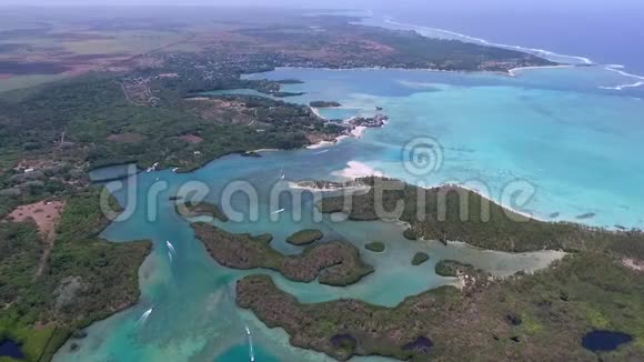毛里求斯私人拥有岛屿海滩背景海岸线视频的预览图