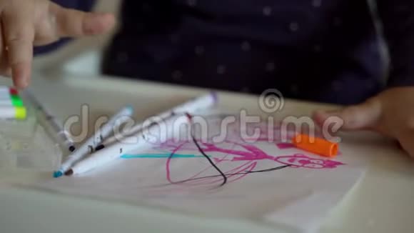 用毛毡笔在纸上贴紧婴儿手绘创造力的早期发展日托视频的预览图