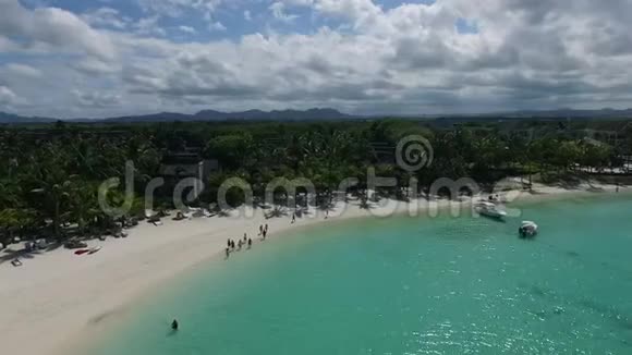 毛里求斯的贝尔马雷豪华海滩和酒店背景中的景观和印度洋美化泳滩及清水视频的预览图