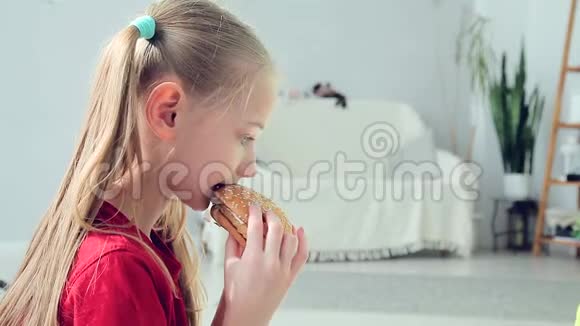 年轻女孩吃汉堡视频的预览图