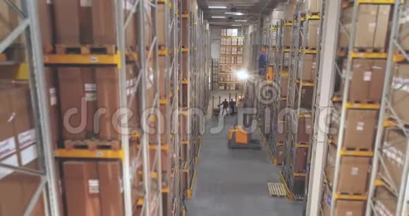 仓库设备在工作工人在一个大仓库大型仓库工作流视频的预览图