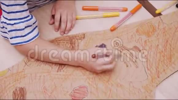 小女孩在桌上的长颈鹿的纸板上画涂抹画视频的预览图