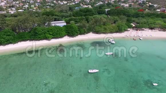 毛里求斯岛和阿尔比昂海滩游艇和背景中的人沙滩和清水从上面看视频的预览图