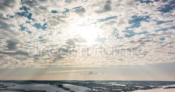 美丽的阴天在冬天冬天的时间流逝天空4K云天气自然云蓝色天空4K太阳视频的预览图