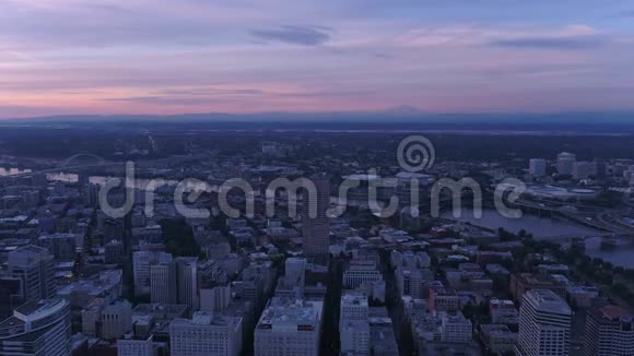 俄勒冈州波特兰2017年6月夜间黄昏4K激励2方案视频的预览图