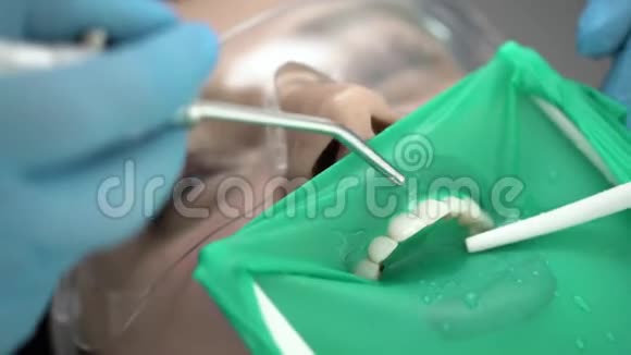 牙科诊所的牙齿护理视频的预览图