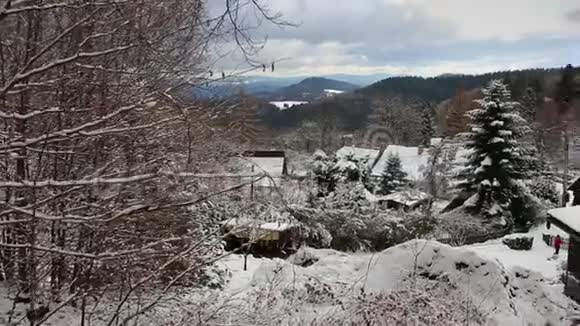 美丽的雪景看起来像童话木屋被雪覆盖群山在后面视频的预览图