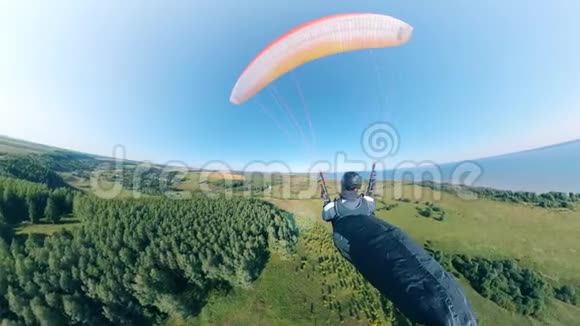 有滑翔伞飞行的人的背面视图视频的预览图