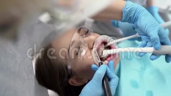 漂亮女人牙科诊所洗牙视频的预览图