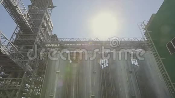 储存谷物的筒仓大型现代化谷物电梯视频的预览图