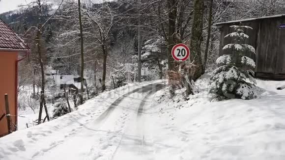 雪域村道限速标志20公里视频的预览图