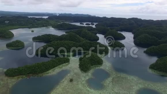 帕劳和科罗岛地区背景是许多小岛珊瑚礁和泻湖四期视频的预览图