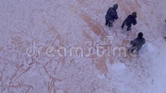 儿童在雪地森林空中射击4K玩冰球视频的预览图