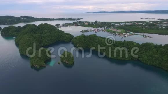 帕劳科罗岛的海景背景中的清水和城市景观视频的预览图