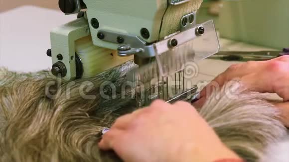 在缝纫机上缝制假发女人会生产假发视频的预览图