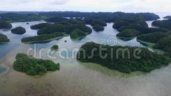 帕劳和科罗岛地区背景是许多小岛珊瑚礁和泻湖视频的预览图