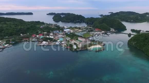 帕劳科罗岛的海景背景下的清水塘码头视频的预览图